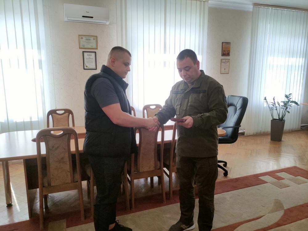 Новини Вінниці - фото з Прикордонника Олександра Крамаренка нагородили орденом «За мужність». Посмертно На зображенні може бути: 2 людини