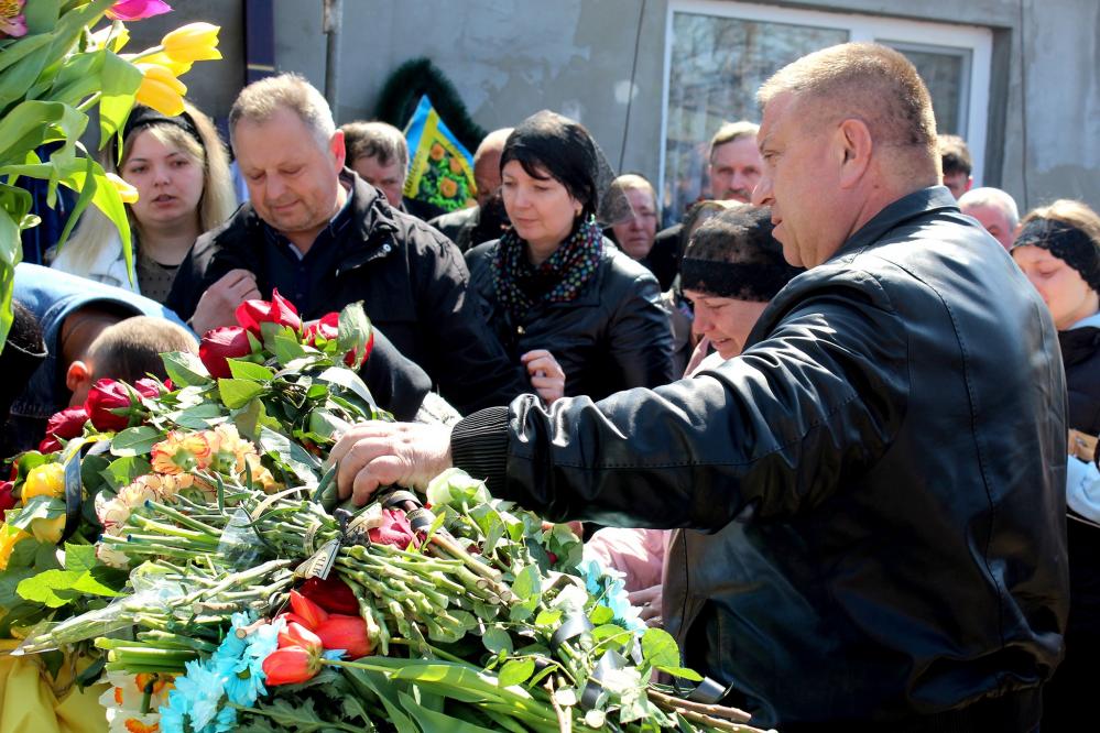 Новини Вінниці - фото з У пам'ять пролунав військовий салют: Іллінеччина прощалася з Героєм Володимиром Денисенком На зображенні може бути: 4 людини