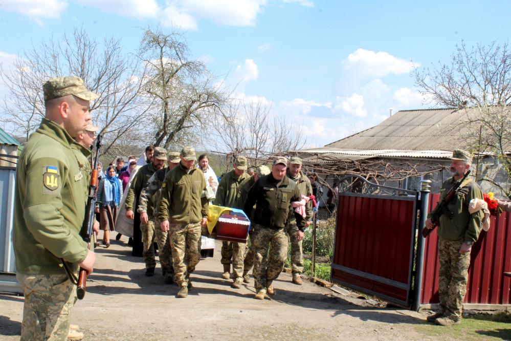 Новини Вінниці - фото з У пам'ять пролунав військовий салют: Іллінеччина прощалася з Героєм Володимиром Денисенком На зображенні може бути: 7 людей