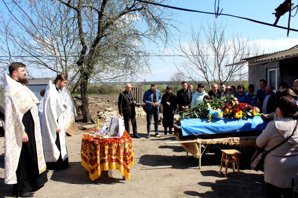 Новини Вінниці - фото з У пам'ять пролунав військовий салют: Іллінеччина прощалася з Героєм Володимиром Денисенком На зображенні може бути: 9 людей