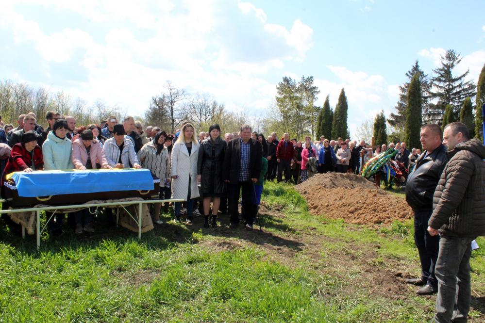 Новини Вінниці - фото з У пам'ять пролунав військовий салют: Іллінеччина прощалася з Героєм Володимиром Денисенком На зображенні може бути: 6 людей