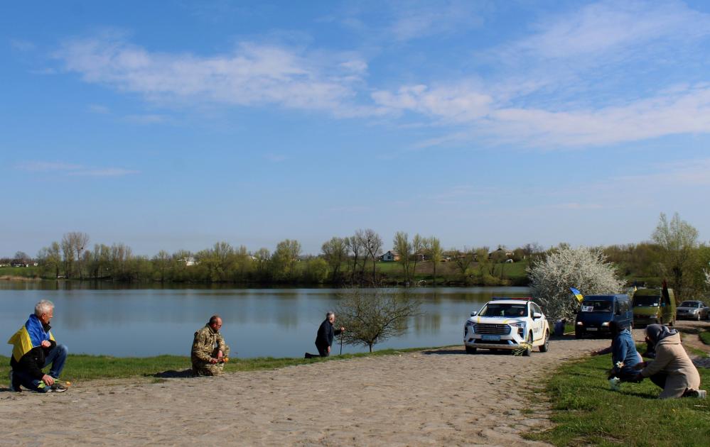 Новини Вінниці - фото з У пам'ять пролунав військовий салют: Іллінеччина прощалася з Героєм Володимиром Денисенком На зображенні може бути: 5 людей та трава
