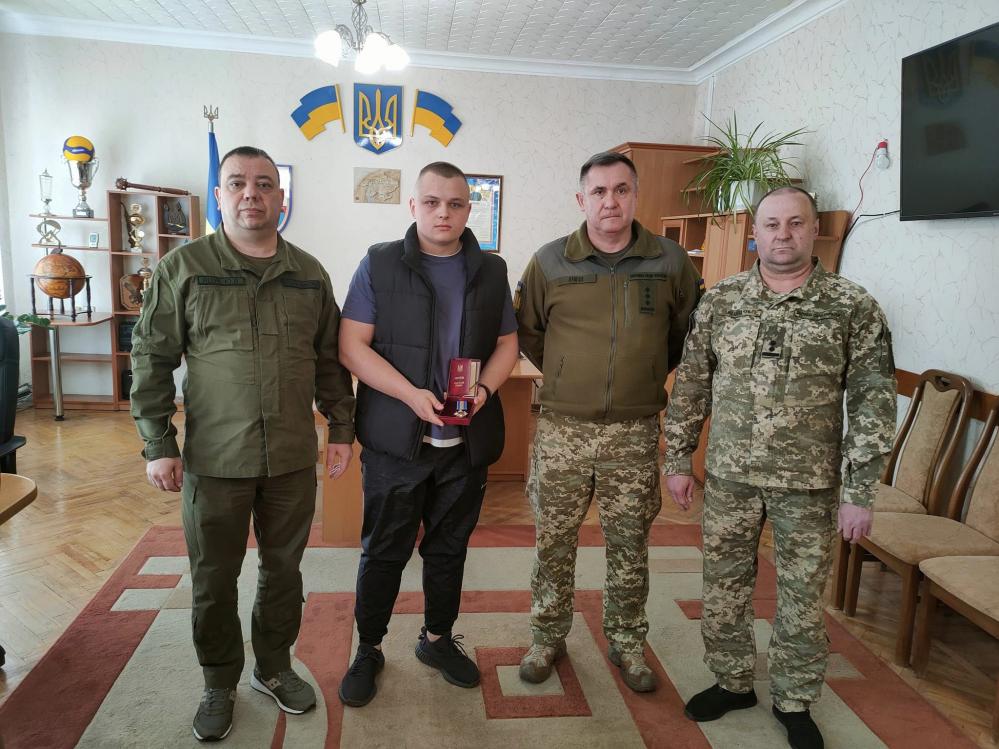 Новини Вінниці - фото з Прикордонника Олександра Крамаренка нагородили орденом «За мужність». Посмертно На зображенні може бути: 4 людини