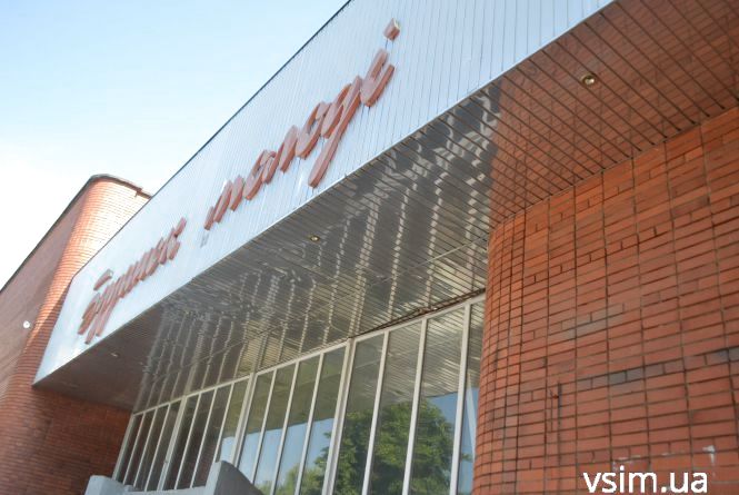 “Там ніщо не приживається”: про містичну долю Будинку молоді на Інститутській