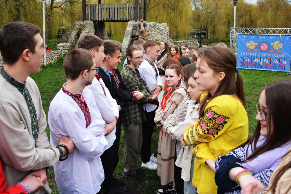 Новини Тернополя - фото з Молодіжні гаївки у парку «Сопільче» зібрали понад 300 тернополян та гостей міста