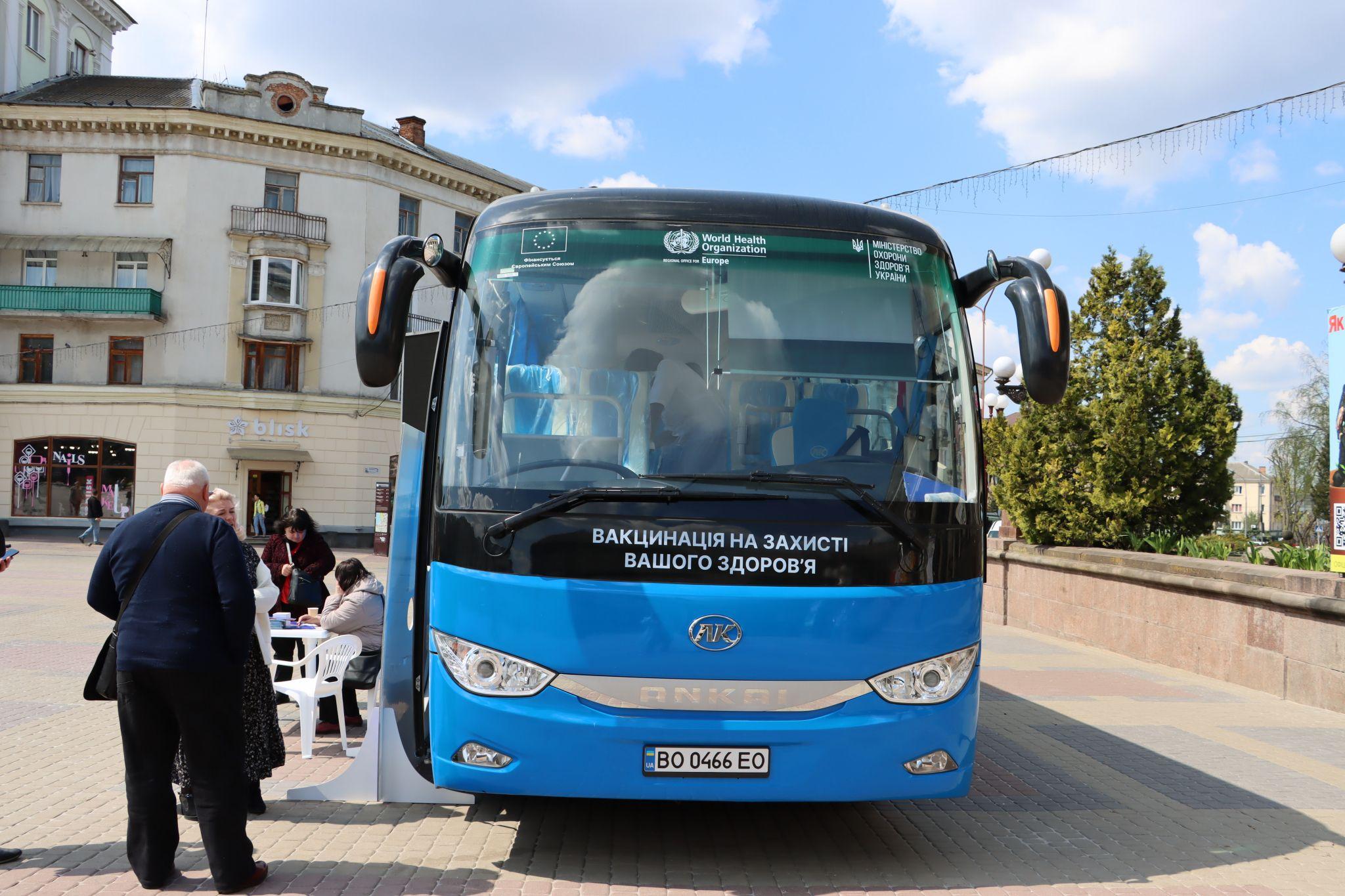 Новини Тернополя - фото з Як зберігають препарати й кого щеплюють у вакцинальних автобусах: ми перевірили
