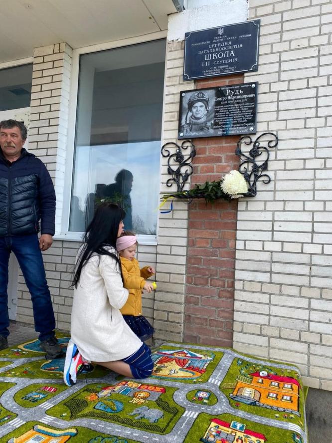 На зображенні може бути: 2 людини та двірний килимок