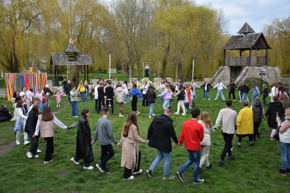 Новини Тернополя - фото з Молодіжні гаївки у парку «Сопільче» зібрали понад 300 тернополян та гостей міста