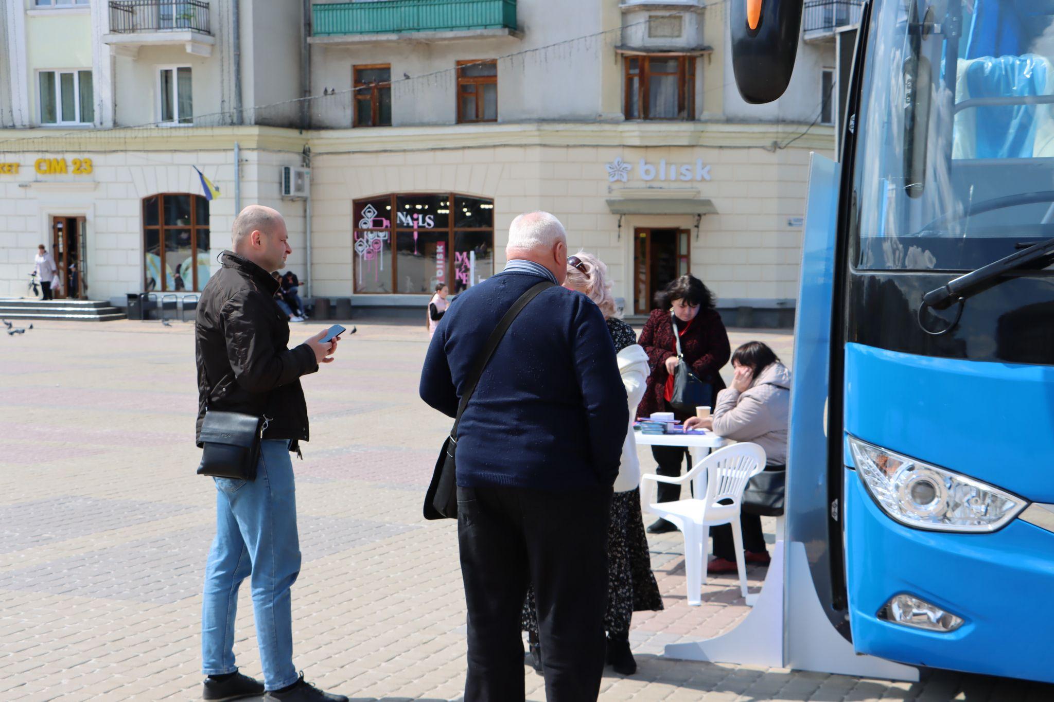 Новини Тернополя - фото з Як зберігають препарати й кого щеплюють у вакцинальних автобусах: ми перевірили