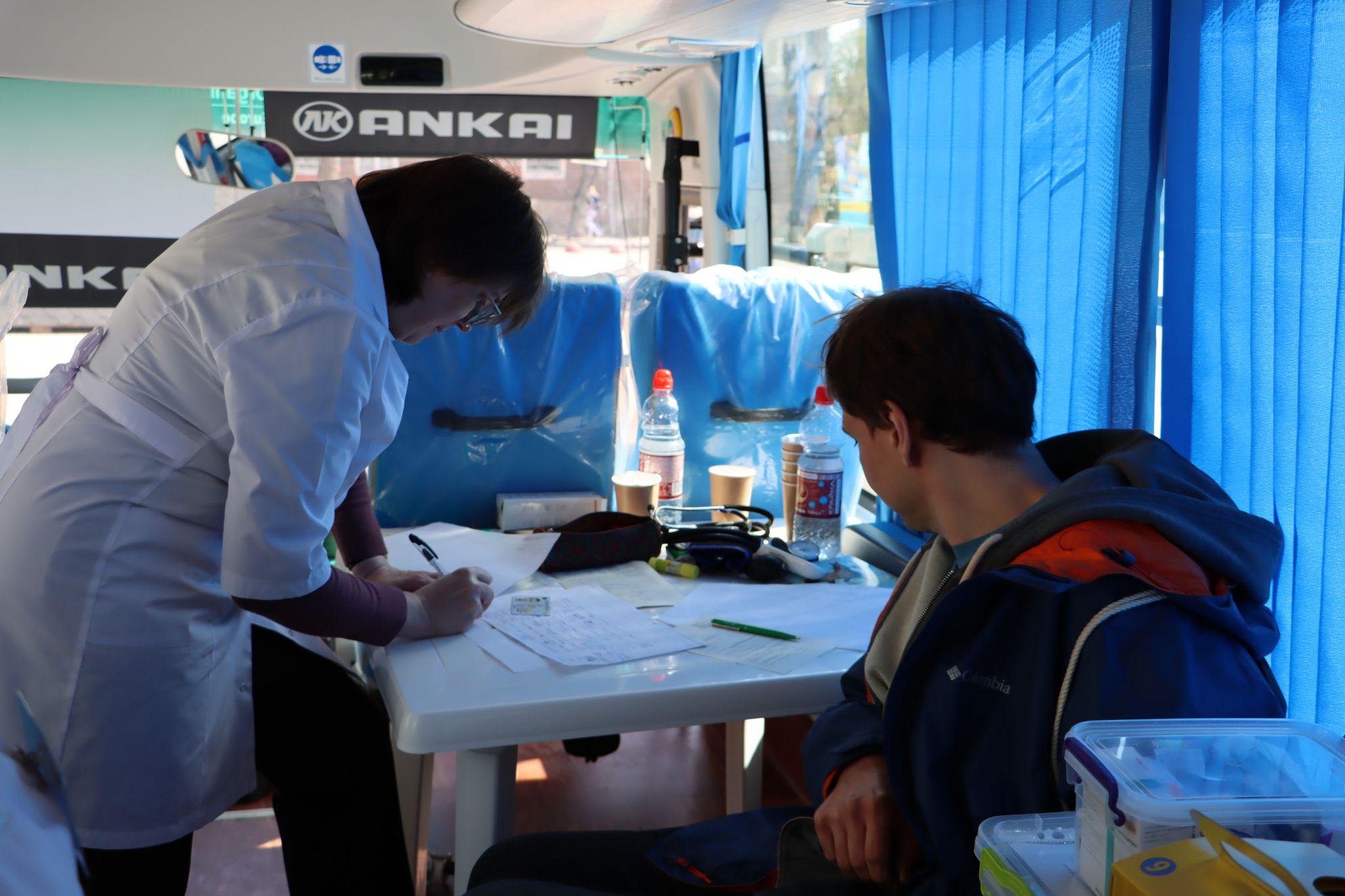 Новини Тернополя - фото з Як зберігають препарати й кого щеплюють у вакцинальних автобусах: ми перевірили