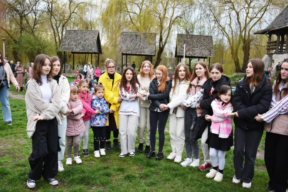Новини Тернополя - фото з Молодіжні гаївки у парку «Сопільче» зібрали понад 300 тернополян та гостей міста