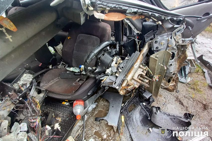 Новини Хмельницького - фото з "Mazda" влетіла у відбійник. Загинув 23-річний водій