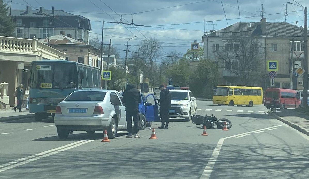 Новини Тернополя - фото з На Острозького ДТП, травмувалась пасажирка мотоцикла (ОНОВЛЕНО)
