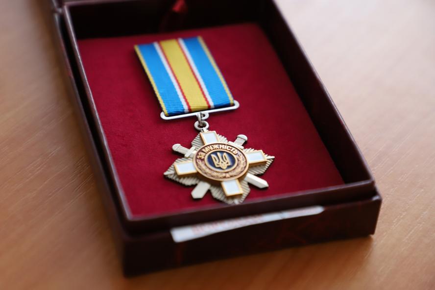 Новини Вінниці - фото з Посмертна нагорода батька: синові загиблого Героя вручили Орден На зображенні може бути: текст