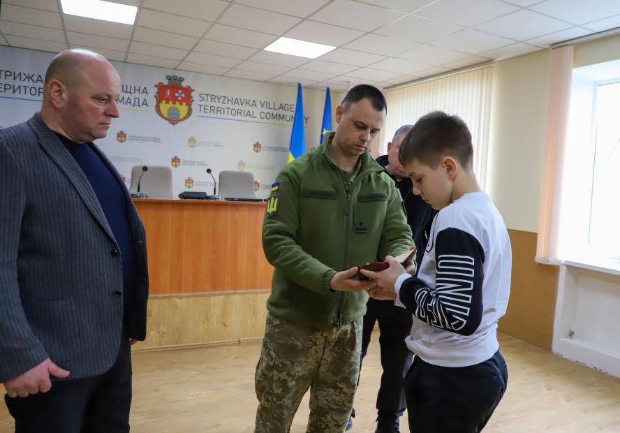 Новини Вінниці - фото з Посмертна нагорода батька: синові загиблого Героя вручили Орден На зображенні може бути: 3 людини та текст «pижa pиTop wHa maAa STRYZHAVKA VILLAGE TERRITORIAL COMMUN OND»