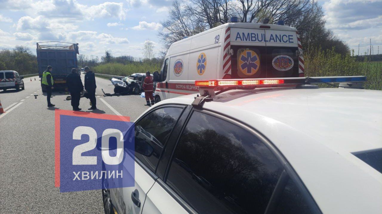 Новини Вінниці - фото з Смертельна ДТП під Вороновицею: легковик врізався у фуру. Двоє загиблих