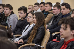 Новини Житомира - фото з Представники 199-го навчального центру ДШВ навчали студентів Житомира військовій справі