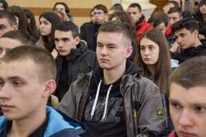 Новини Житомира - фото з Представники 199-го навчального центру ДШВ навчали студентів Житомира військовій справі