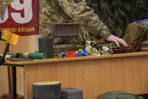 Новини Житомира - фото з Представники 199-го навчального центру ДШВ навчали студентів Житомира військовій справі