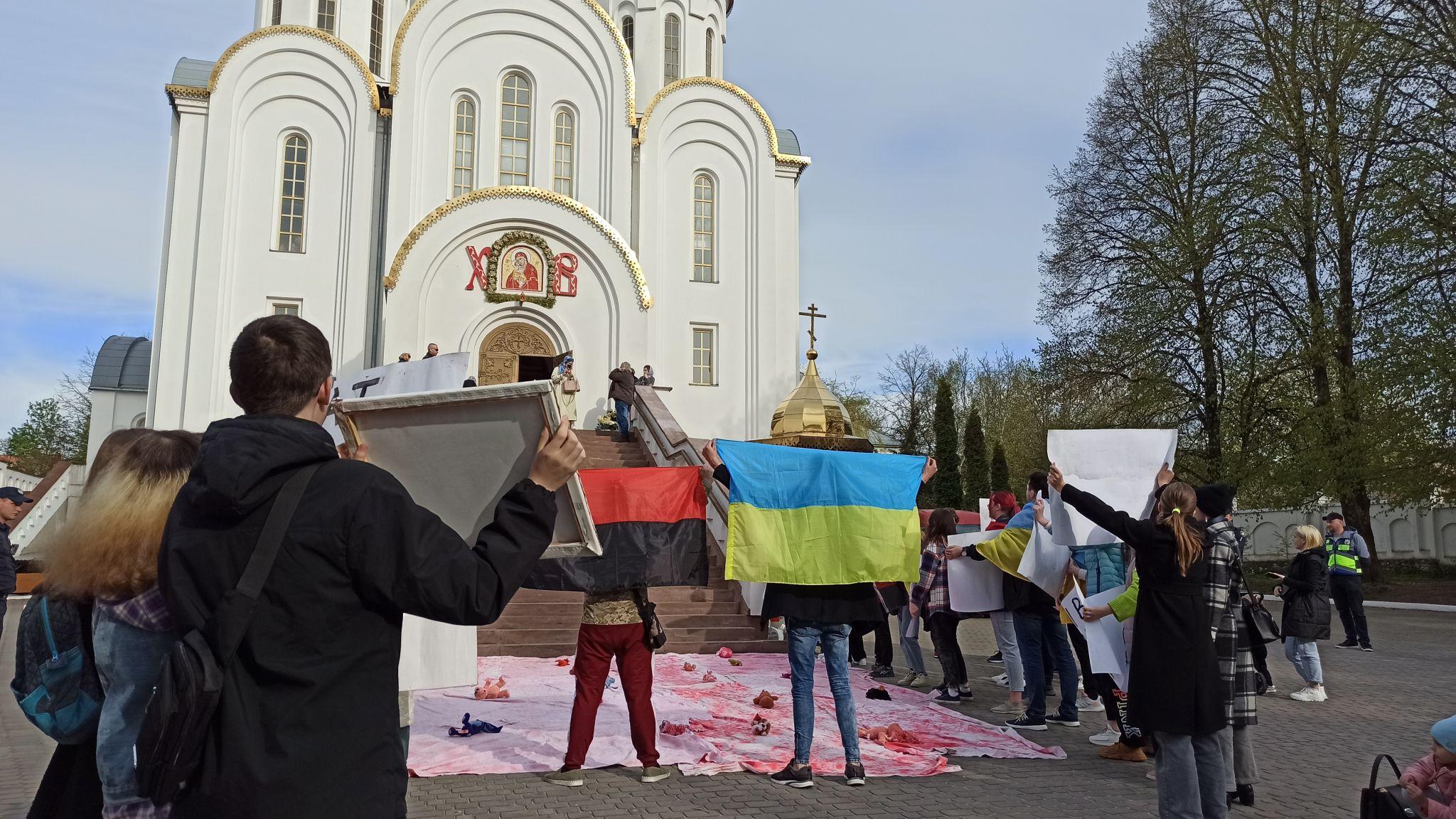Новини Тернополя - фото з Церква залишилась без землі, але протести тривають. Що відбувалося біля церкви МП 29 квітня?