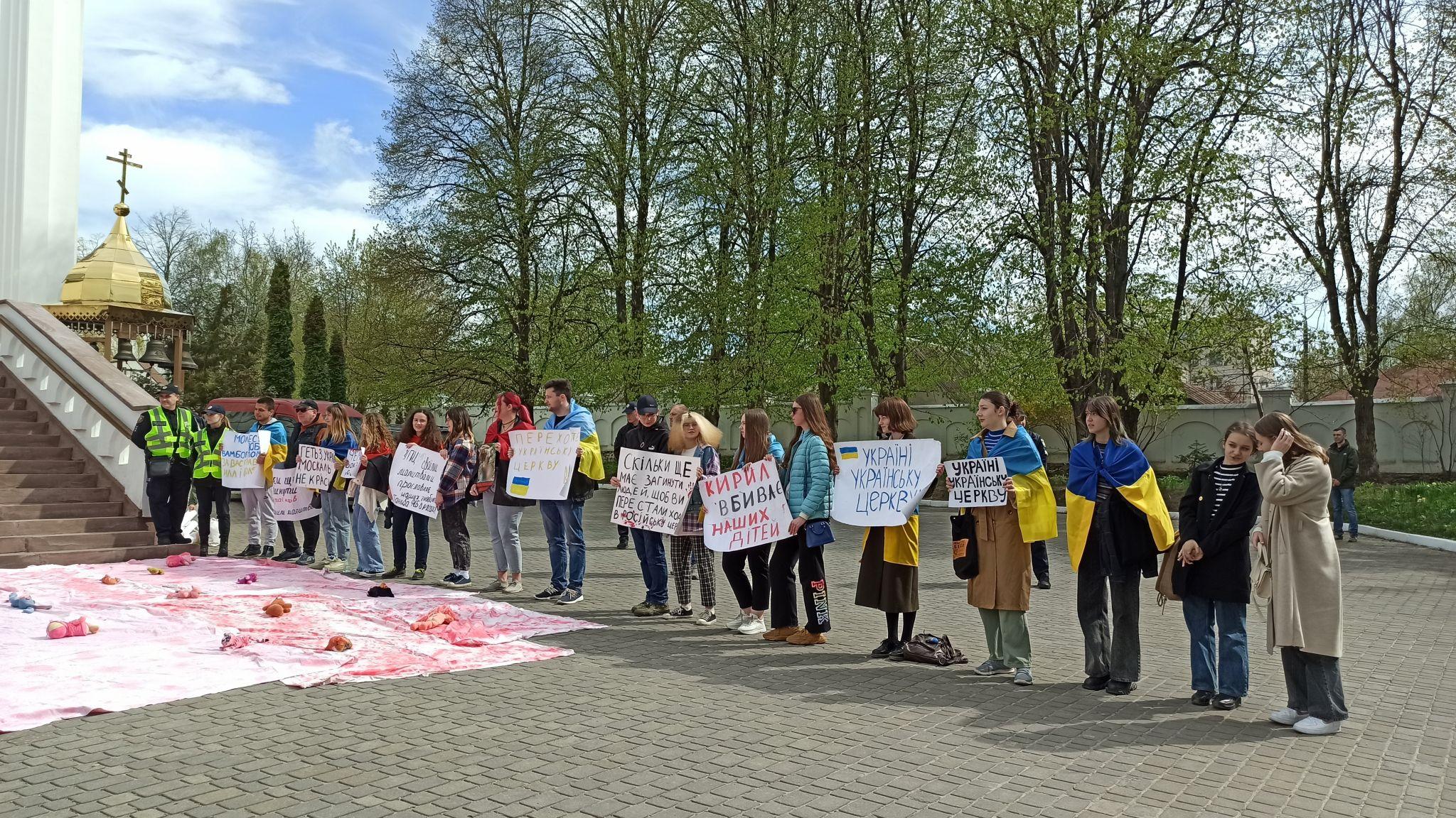 Новини Тернополя - фото з Церква залишилась без землі, але протести тривають. Що відбувалося біля церкви МП 29 квітня?