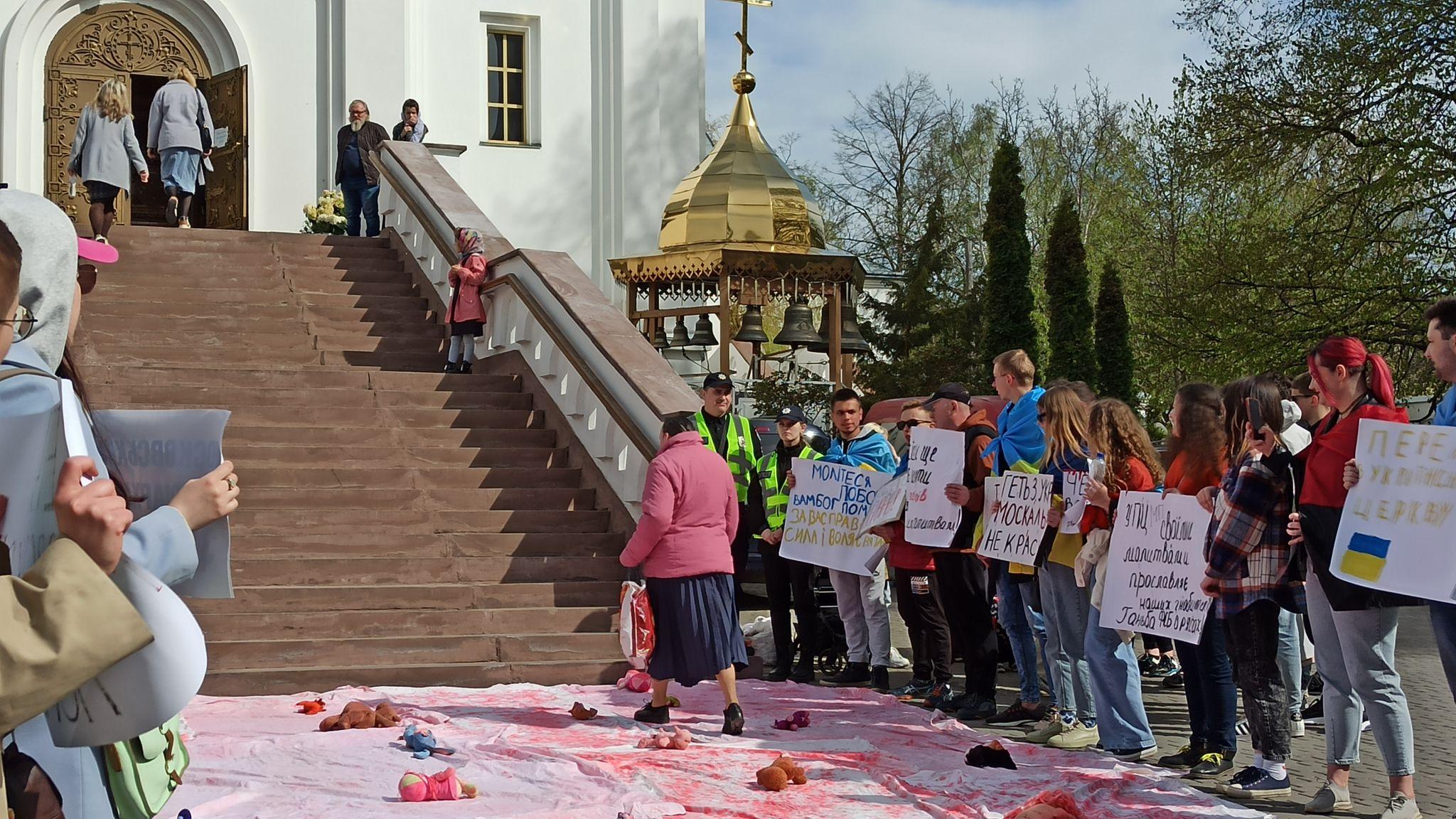 Новини Тернополя - фото з Церква залишилась без землі, але протести тривають. Що відбувалося біля церкви МП 29 квітня?