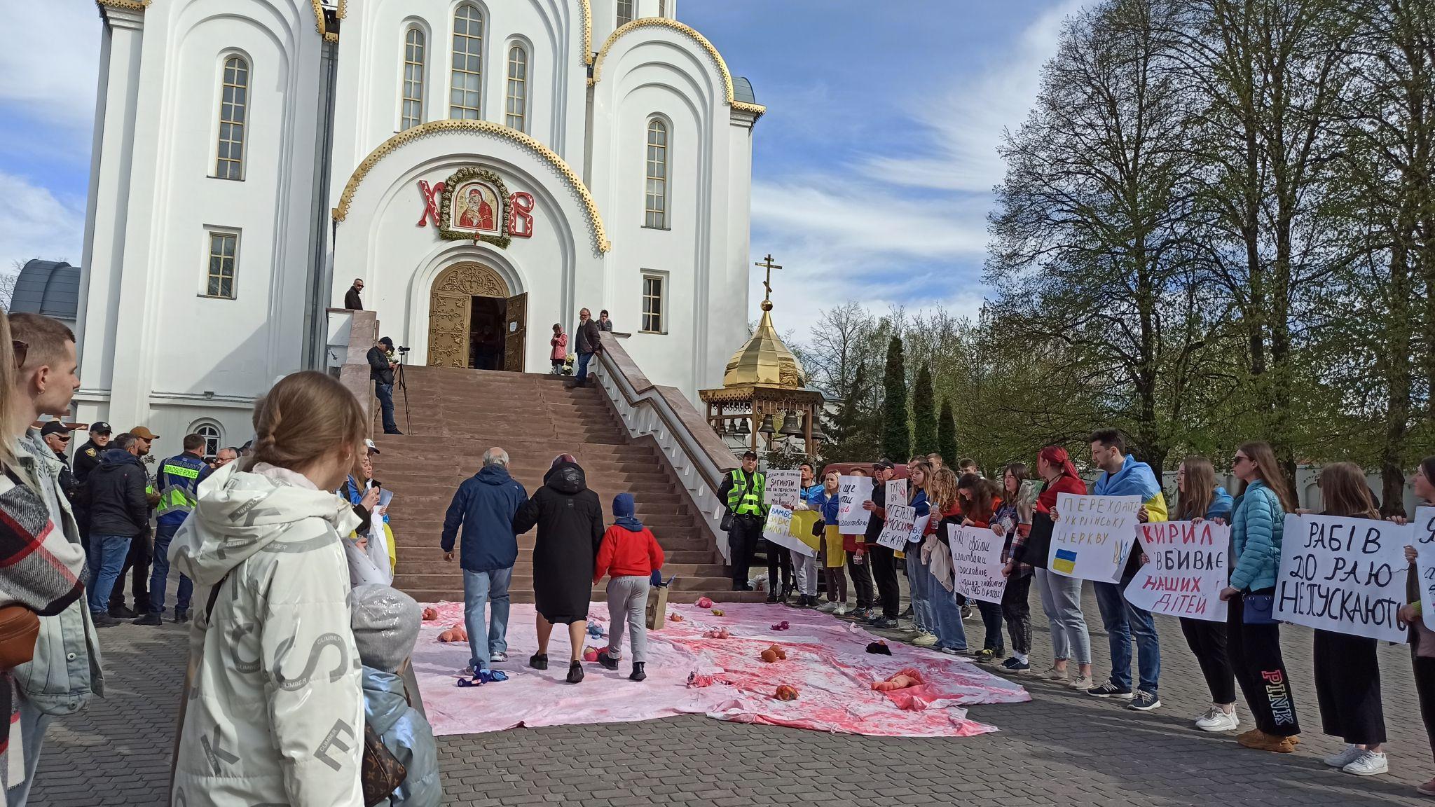 Новини Тернополя - фото з Церква залишилась без землі, але протести тривають. Що відбувалося біля церкви МП 29 квітня?