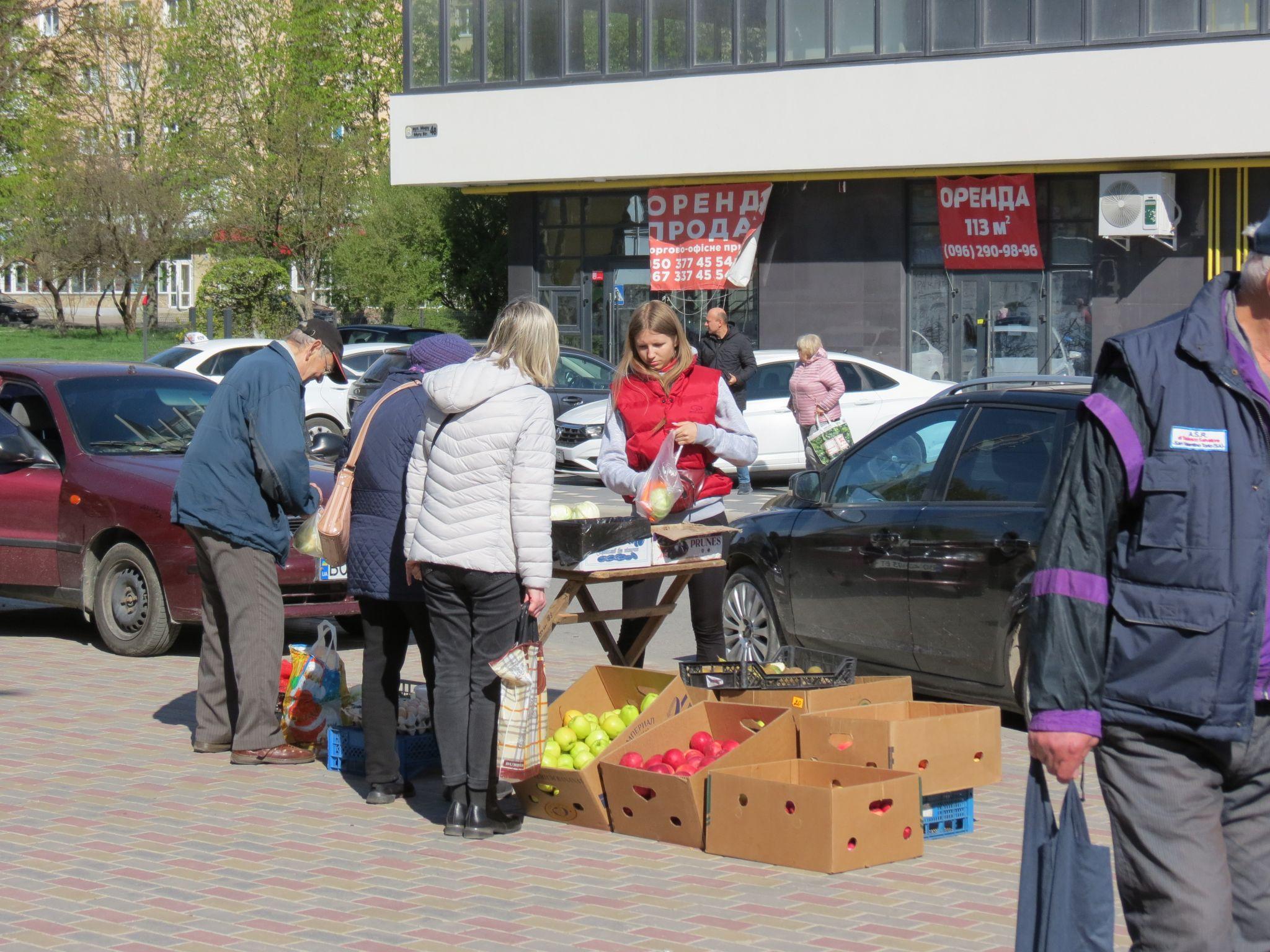 Новини Тернополя - фото з Продають зелень по 30 за пучок, а яйця по 4 гривні: репортаж із сільськогосподарських ярмарок Тернополя