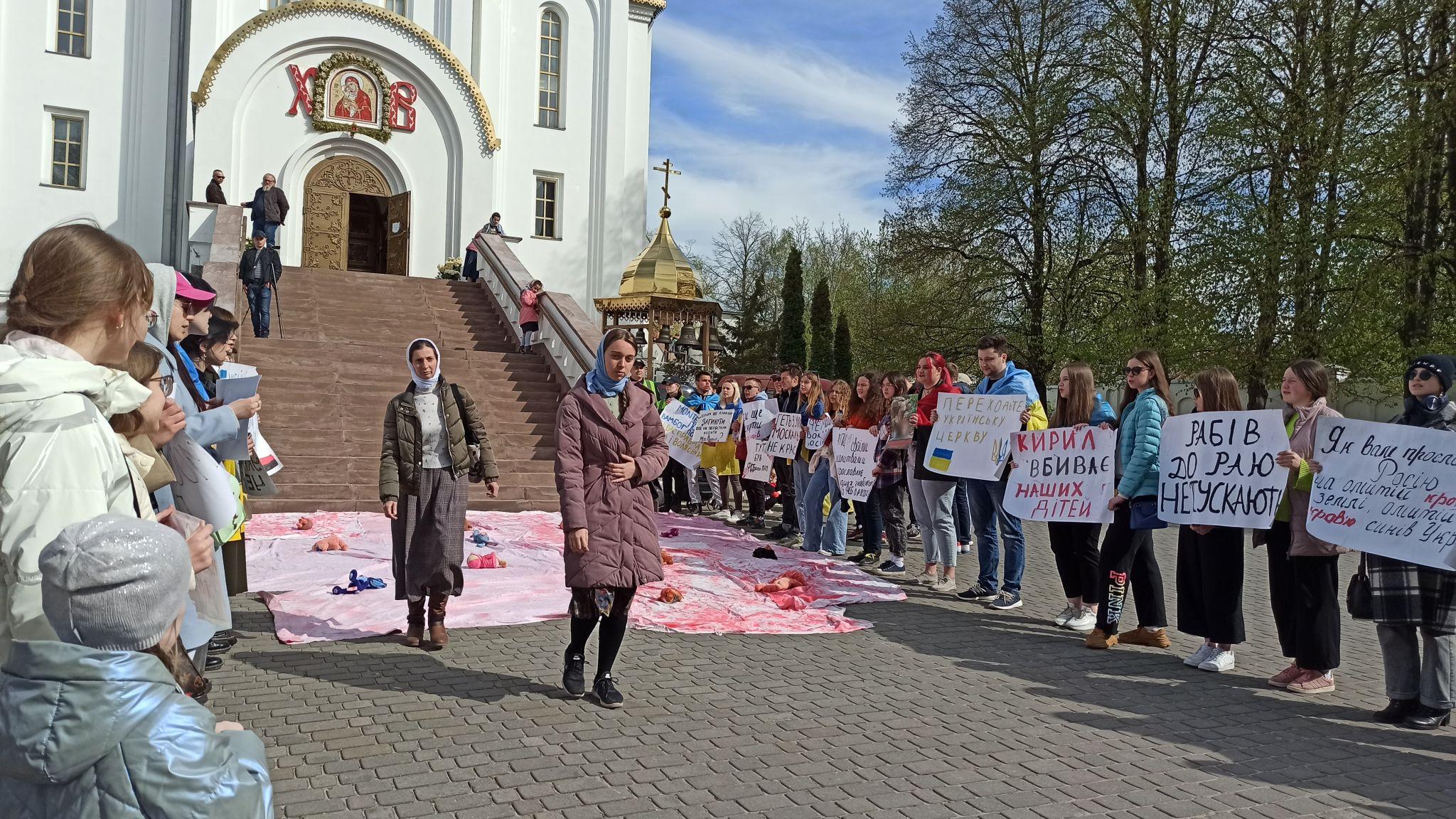 Новини Тернополя - фото з Церква залишилась без землі, але протести тривають. Що відбувалося біля церкви МП 29 квітня?