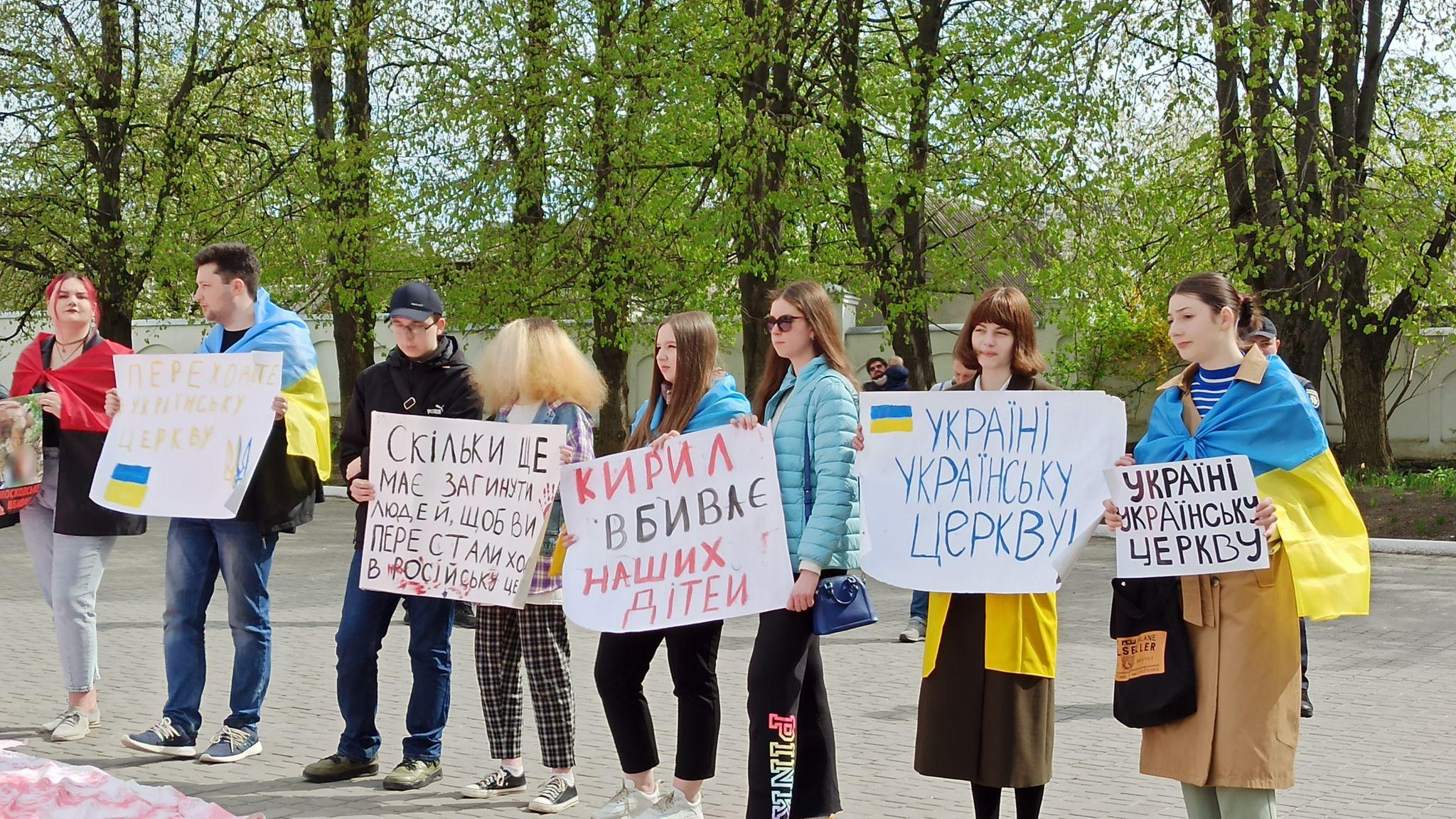 Новини Тернополя - фото з Церква залишилась без землі, але протести тривають. Що відбувалося біля церкви МП 29 квітня?