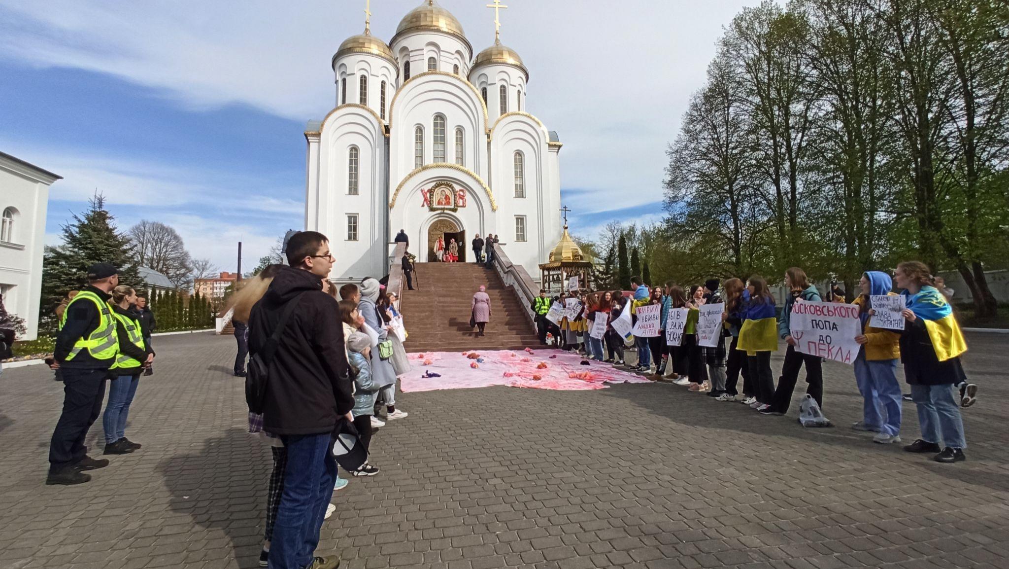 Новини Тернополя - фото з Церква залишилась без землі, але протести тривають. Що відбувалося біля церкви МП 29 квітня?