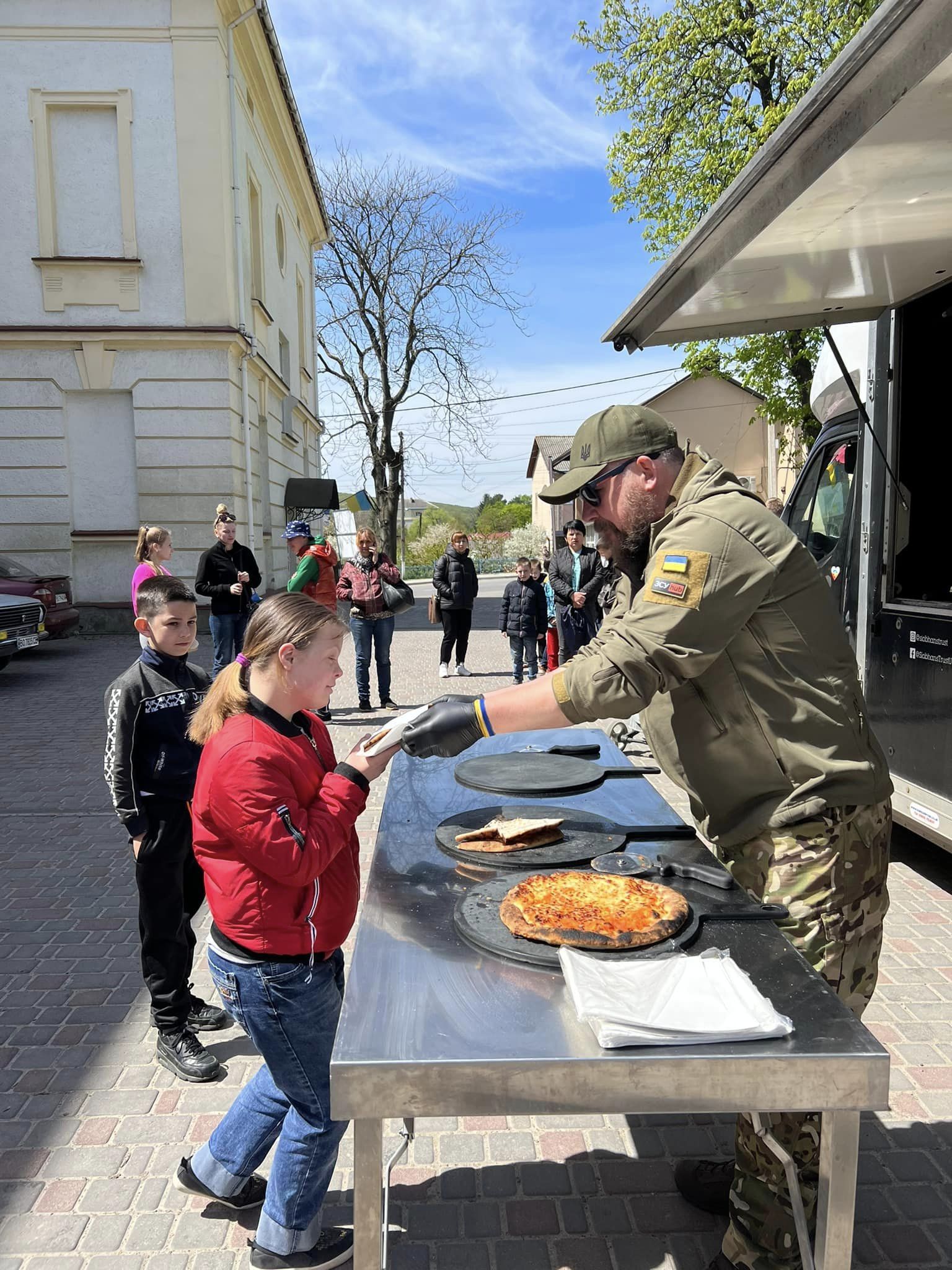 Новини Тернополя - фото з Волонтери з Європи роздавали безкоштовну піцу пораненим військовим та переселенцям у Заліщиках