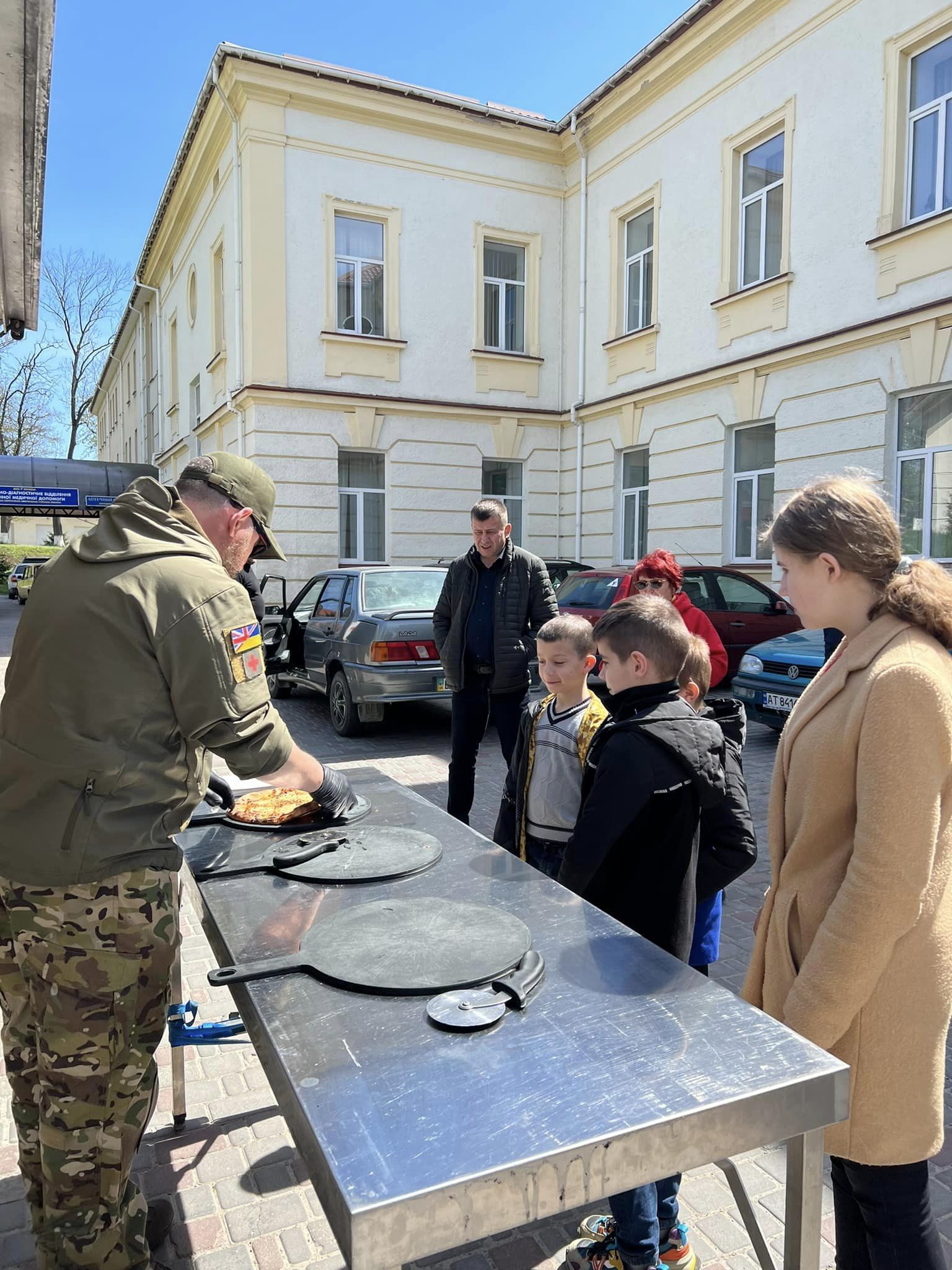 Новини Тернополя - фото з Волонтери з Європи роздавали безкоштовну піцу пораненим військовим та переселенцям у Заліщиках