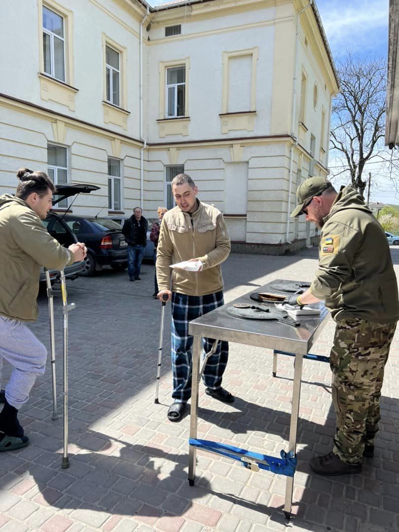 Новини Тернополя - фото з Волонтери з Європи роздавали безкоштовну піцу пораненим військовим та переселенцям у Заліщиках