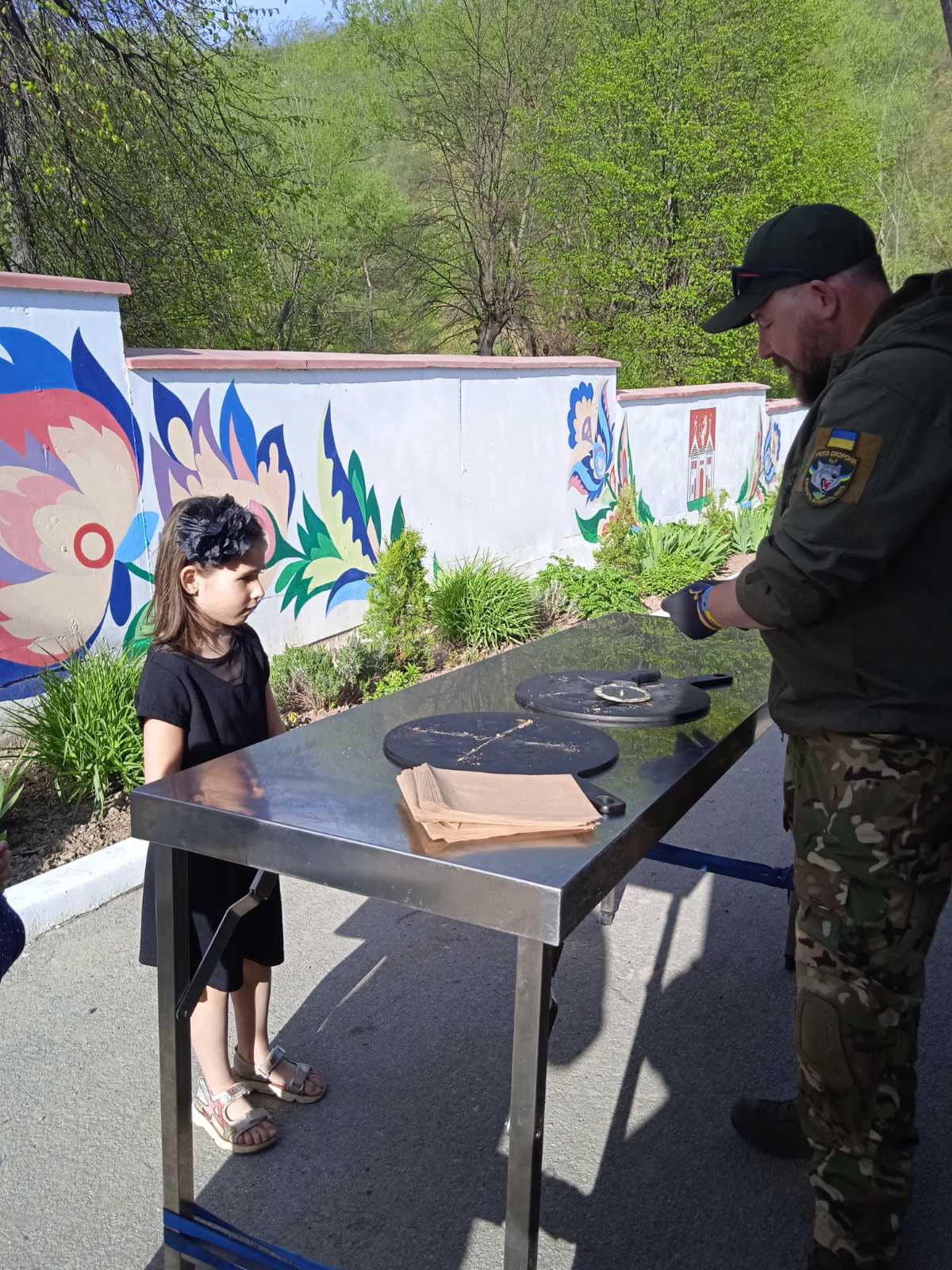 Новини Тернополя - фото з Волонтери з Європи роздавали безкоштовну піцу пораненим військовим та переселенцям у Заліщиках