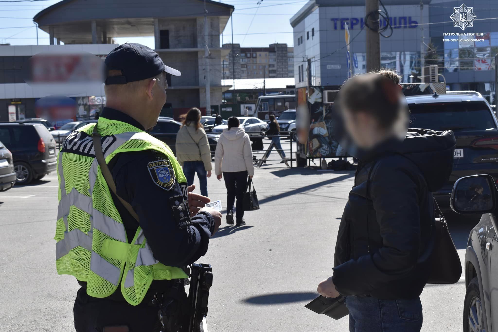 Новини Тернополя - фото з Чи знають тернополяни, як правильно переходити дорогу, – запитували патрульні і штрафували порушників