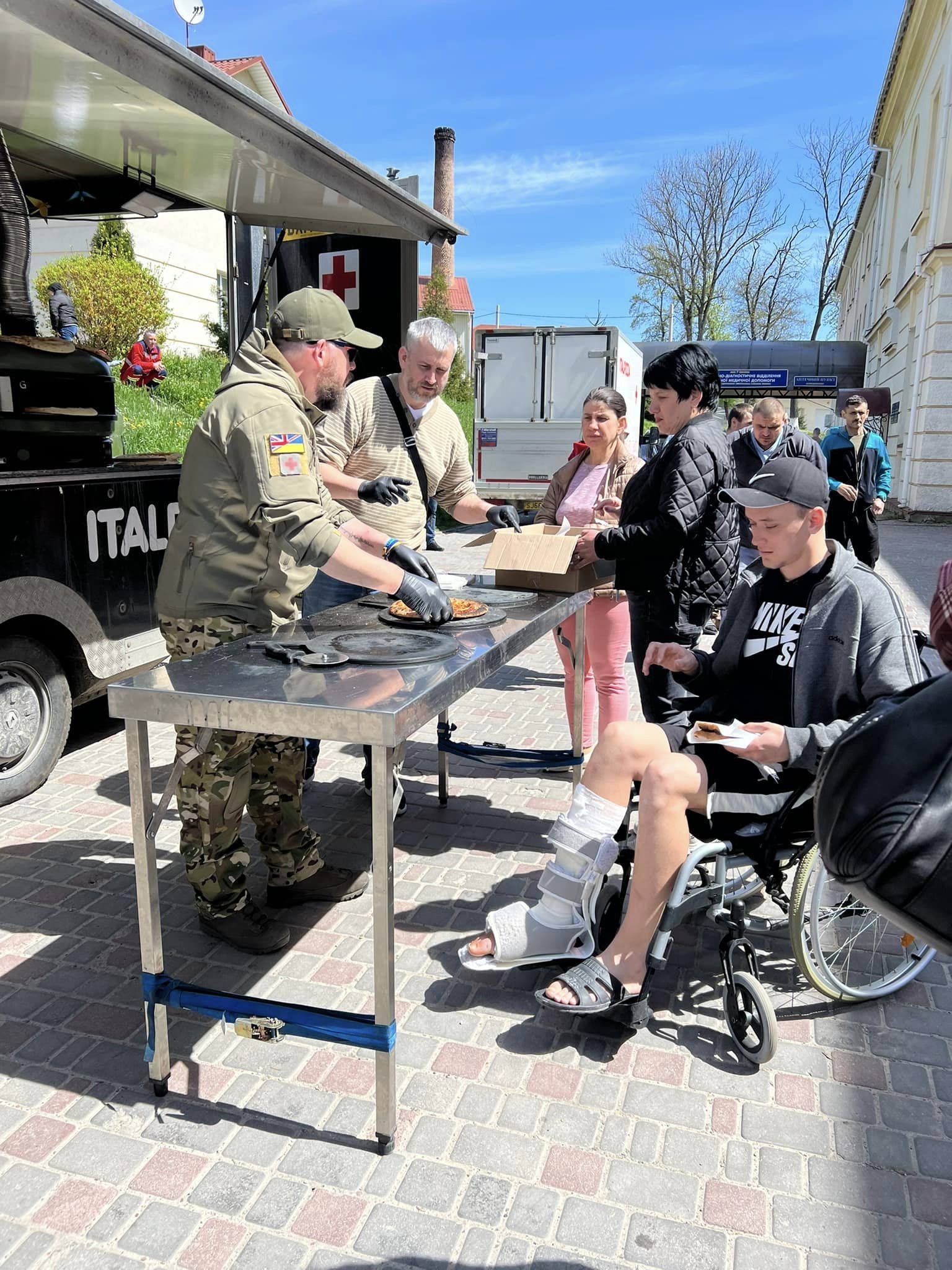 Новини Тернополя - фото з Волонтери з Європи роздавали безкоштовну піцу пораненим військовим та переселенцям у Заліщиках