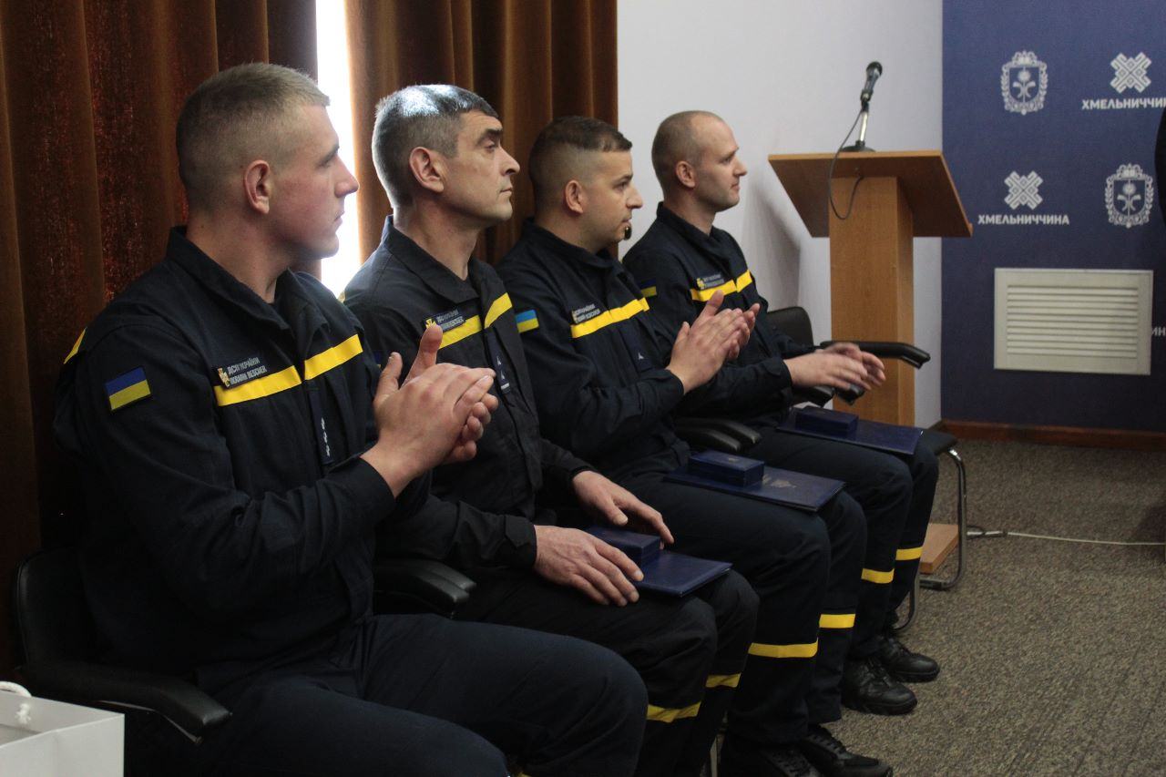 Новини Хмельницького - фото з Рятувальників з Хмельниччини нагородили відзнаками Верховної Ради