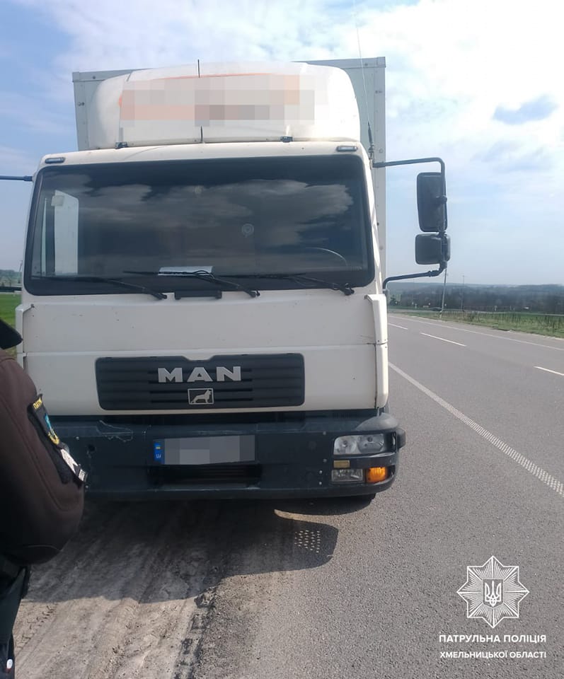 Новини Хмельницького - фото з ДТП на трасі: легковик врізався у вантажівку та втік