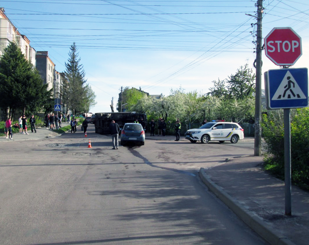 Новини Житомира - фото з У Бердичеві зіткнулися вантажівка та легковик у бердичеві зіткнулися вантажівка та легковик: поліцейські з’ясовують обставини дтп