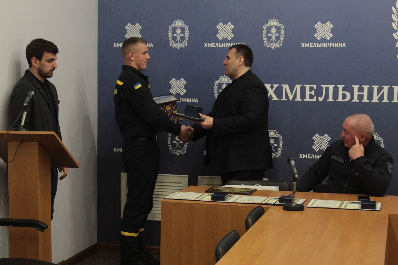 Новини Хмельницького - фото з Рятувальників з Хмельниччини нагородили відзнаками Верховної Ради