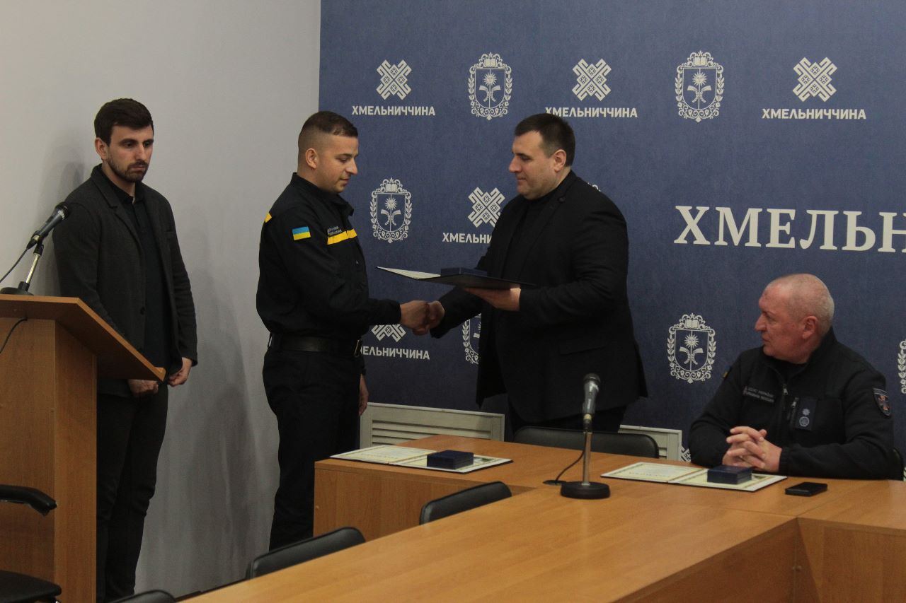 Новини Хмельницького - фото з Рятувальників з Хмельниччини нагородили відзнаками Верховної Ради