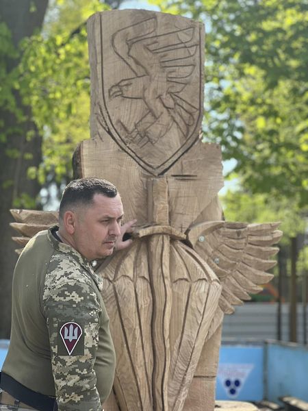 Новини Житомира - фото з З дуба, що впав в Шодуарівському парку, військовий 95-ки із позивним «Скульптор» виготовляє витвір із емблемою рідної бригади