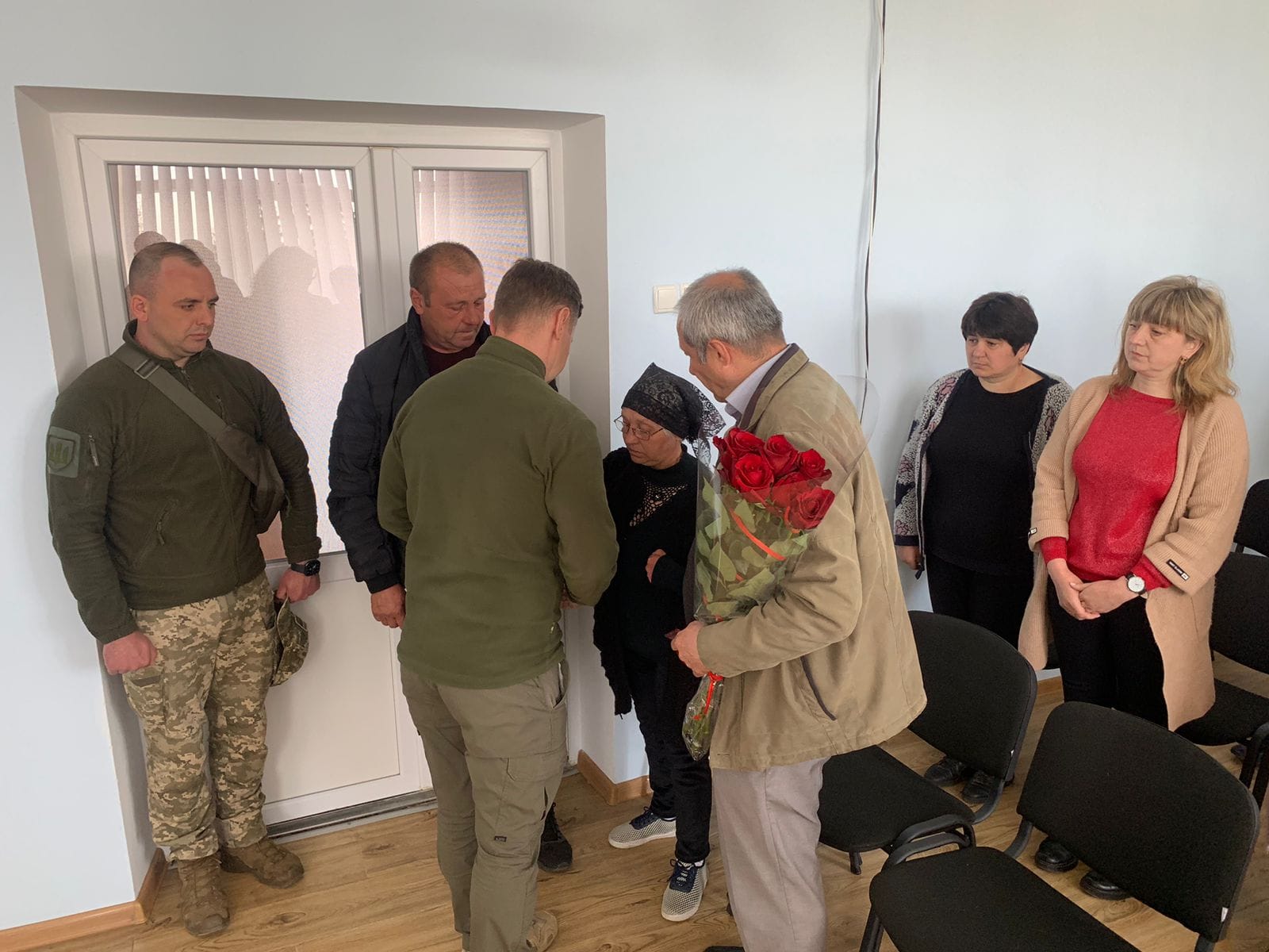 Новини Хмельницького - фото з Родинам загиблих військових з Хмельницького району вручили їхні посмертні ордени