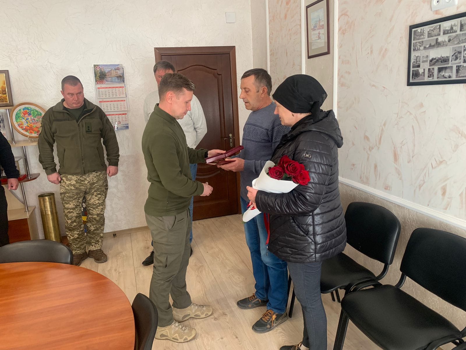 Новини Хмельницького - фото з Родинам загиблих військових з Хмельницького району вручили їхні посмертні ордени