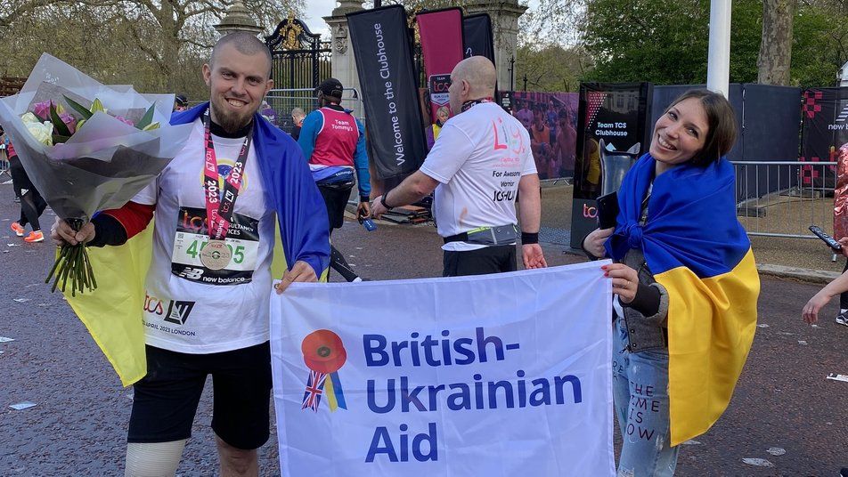 Новини Вінниці - фото з Марафонець на протезі розігрує прапор з автографом Залужного і дві футболки — Зінченка і Мудрика