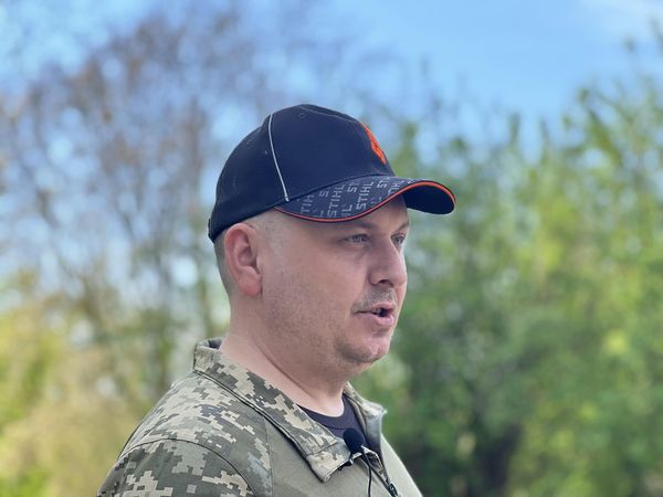 Новини Житомира - фото з З дуба, що впав в Шодуарівському парку, військовий 95-ки із позивним «Скульптор» виготовляє витвір із емблемою рідної бригади