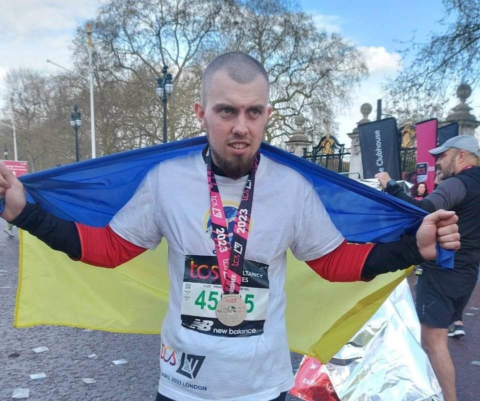 Новини Вінниці - фото з Марафонець на протезі розігрує прапор з автографом Залужного і дві футболки — Зінченка і Мудрика