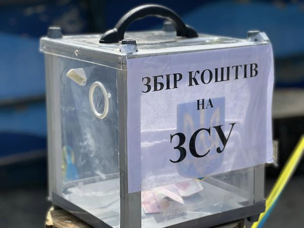 Новини Житомира - фото з З дуба, що впав в Шодуарівському парку, військовий 95-ки із позивним «Скульптор» виготовляє витвір із емблемою рідної бригади