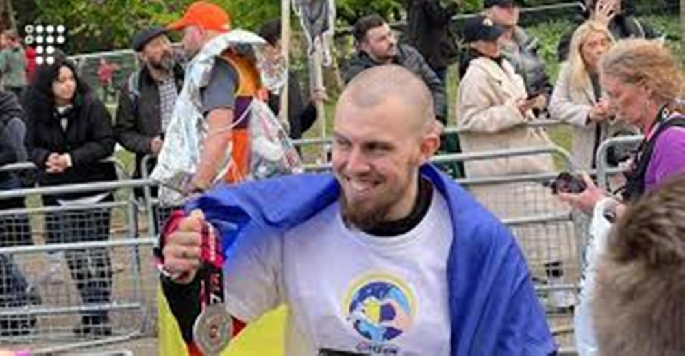 Новини Вінниці - фото з Марафонець на протезі розігрує прапор з автографом Залужного і дві футболки — Зінченка і Мудрика